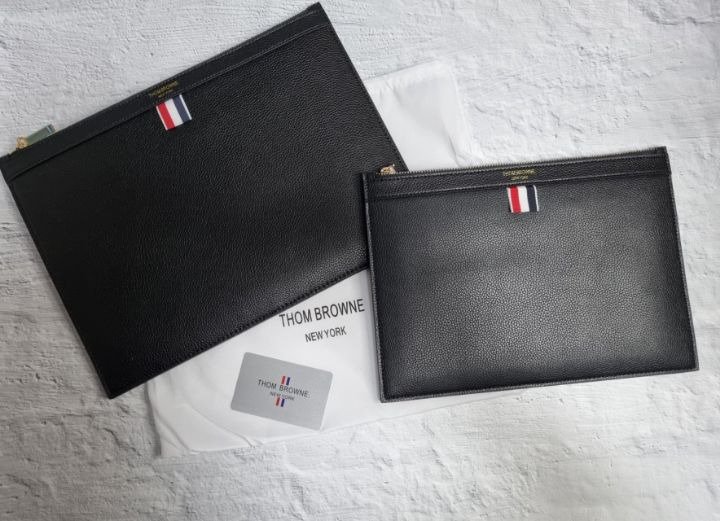 Read more about the article 톰브라운 삼선 클러치백 (가방)