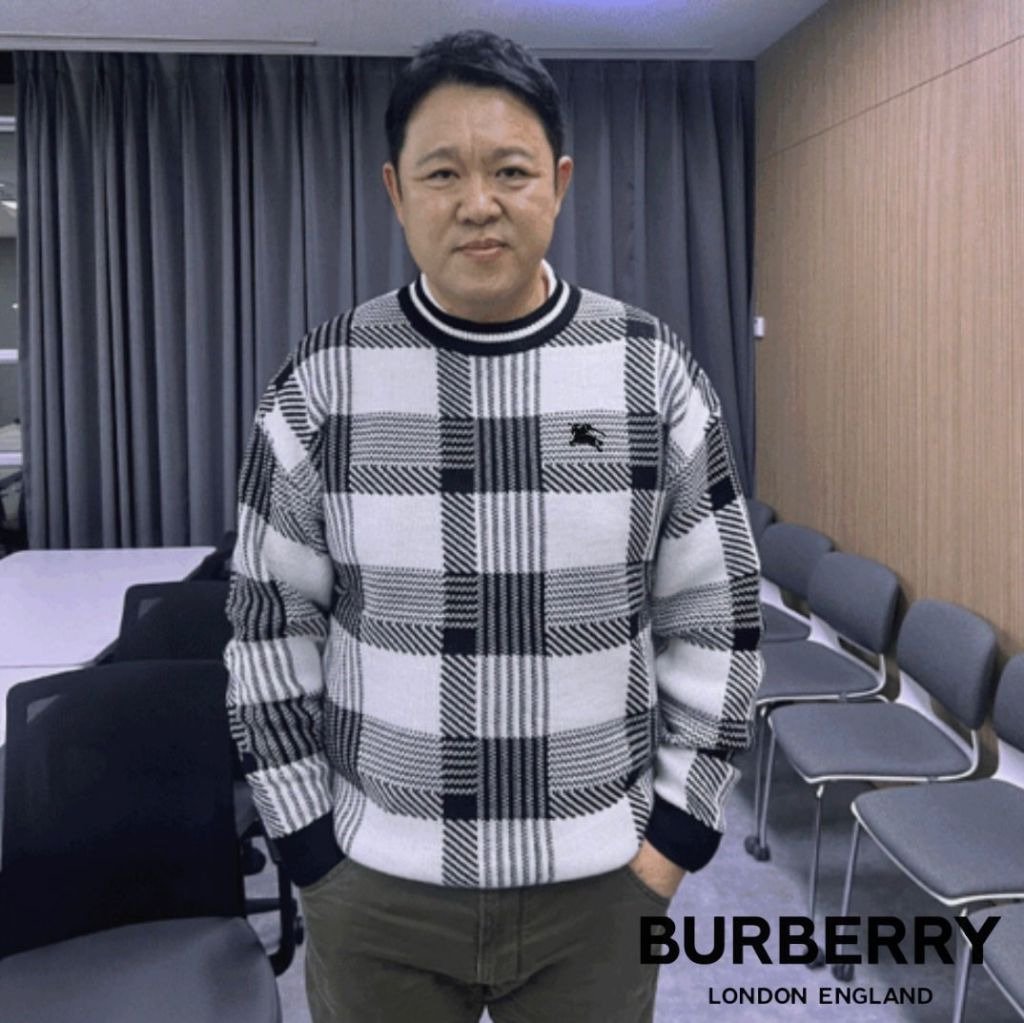 Read more about the article 버버리 믹스 체커보드 자수 로고 라운드 니트