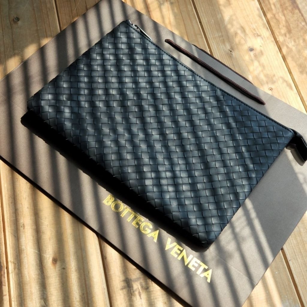 Read more about the article 보테가베네타 17 클러치백 (가방)