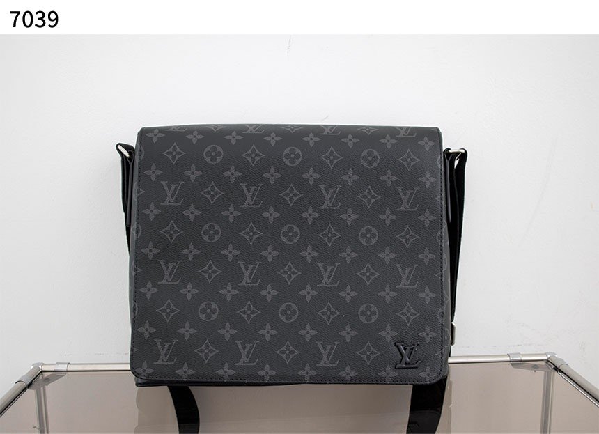 Read more about the article 루이비통 [Louis Vuitton] 디스트릭트 모노그램 이클립스 크로스백