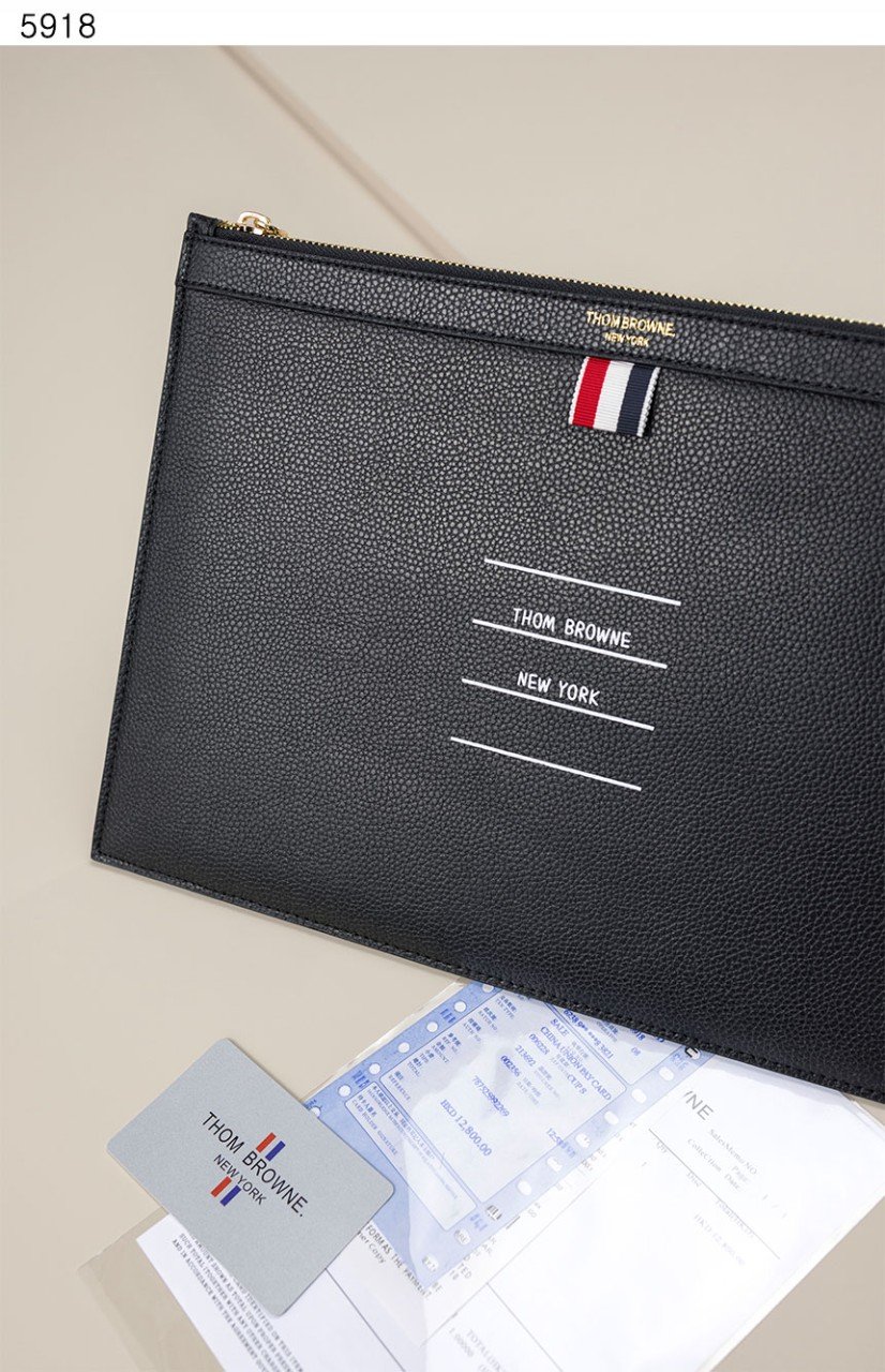 Read more about the article #톰브라운 [Thom Browne] 수입고급 블랙 페블 파우치 신상 재입고💢 #가방#태그#5918