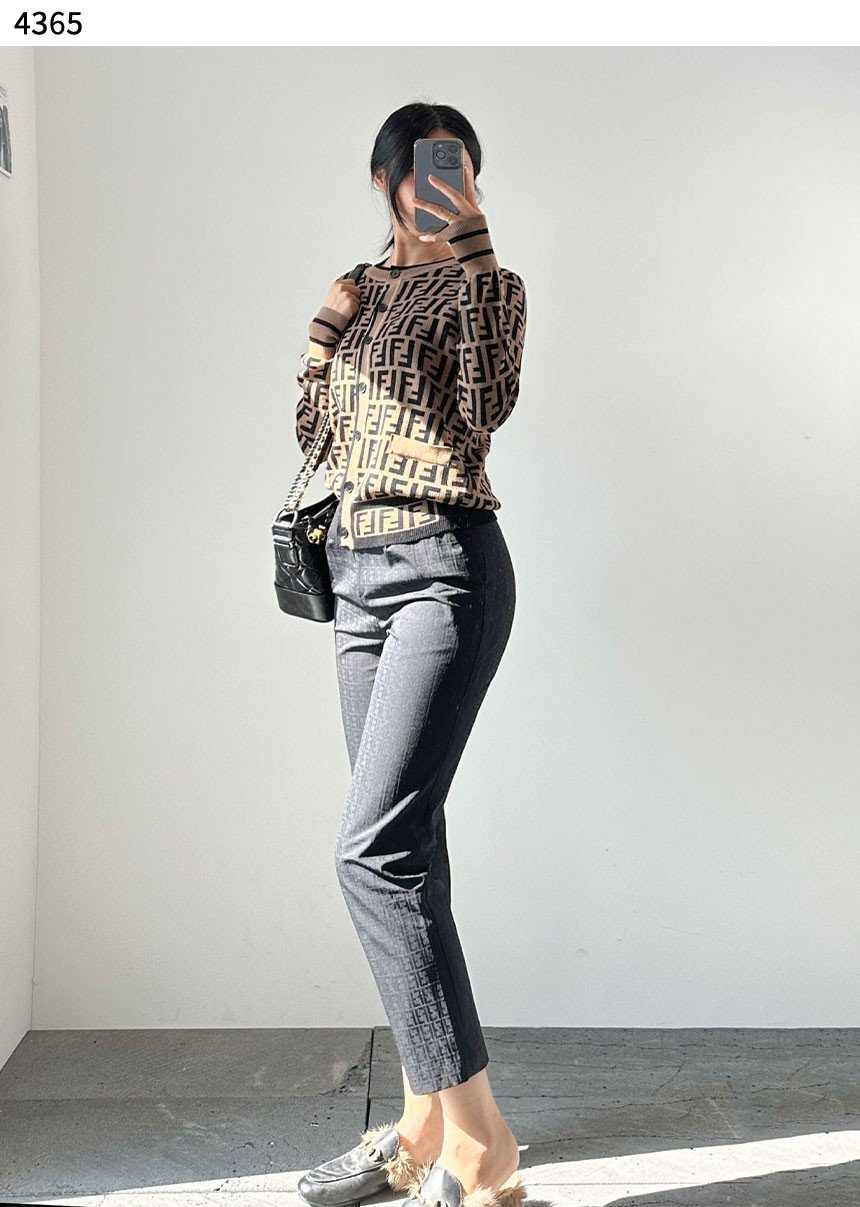 Read more about the article #팬디 [FENDI] 수입고급 펜디 로고 슬림핏 쟈가드로고슬랙스 세일💢💢💢 #테크 #하의 #팬츠 #4365