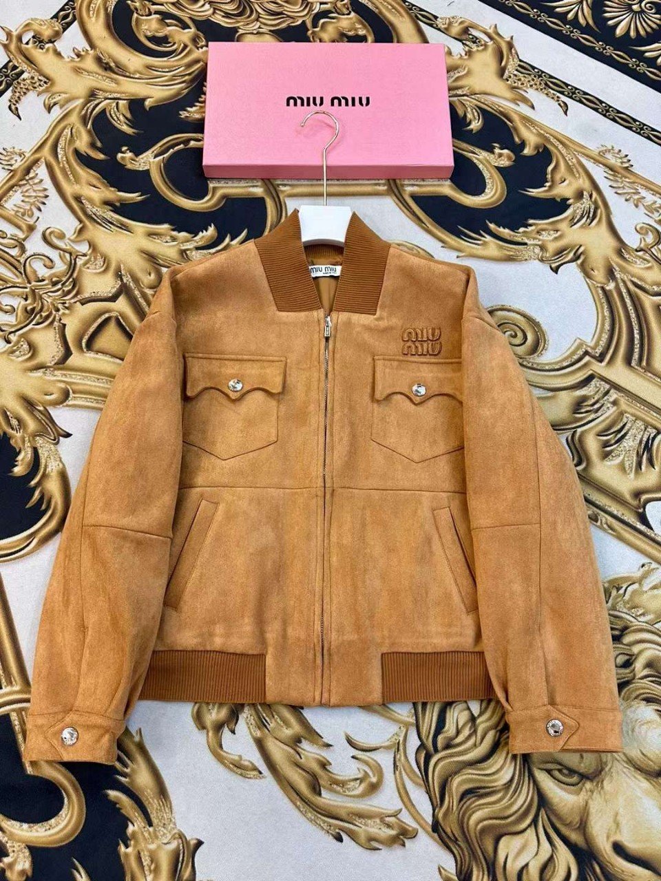 Read more about the article [ mi* ] 수입 로그 스웨이드 범버재킷 입고💢