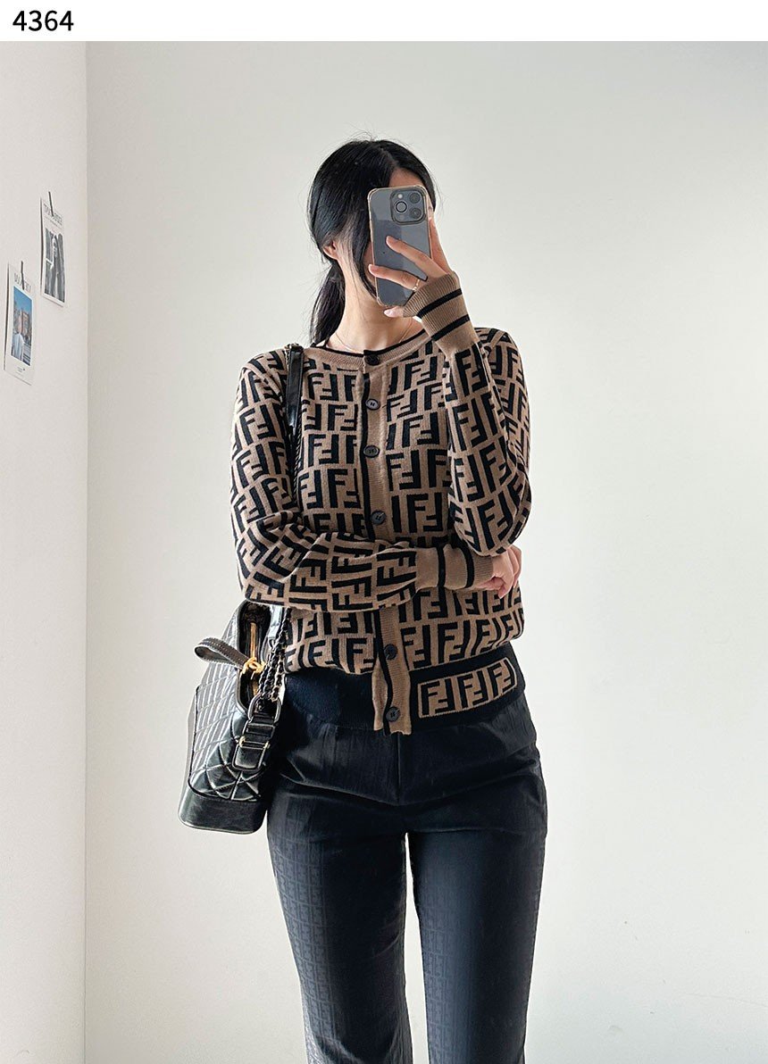 Read more about the article #팬디 [FENDI] 수입 프리미엄급 펜디 쟈가드 R가디건