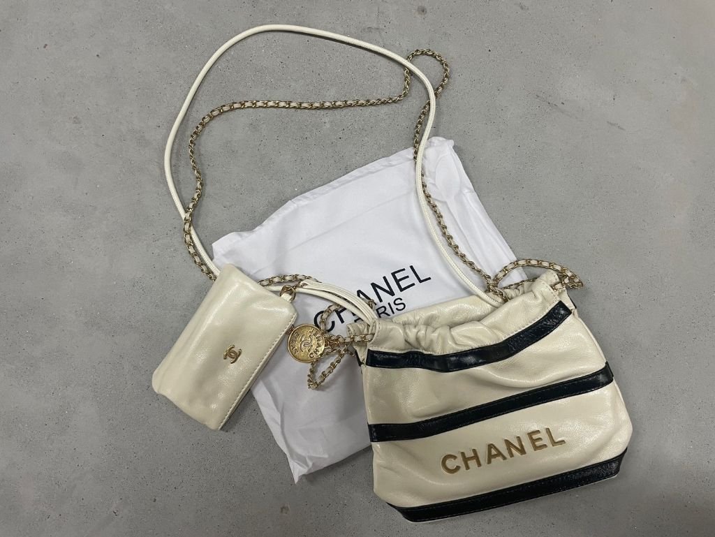 Read more about the article 샤넬 22 미니 스트라이프 화이트 가방