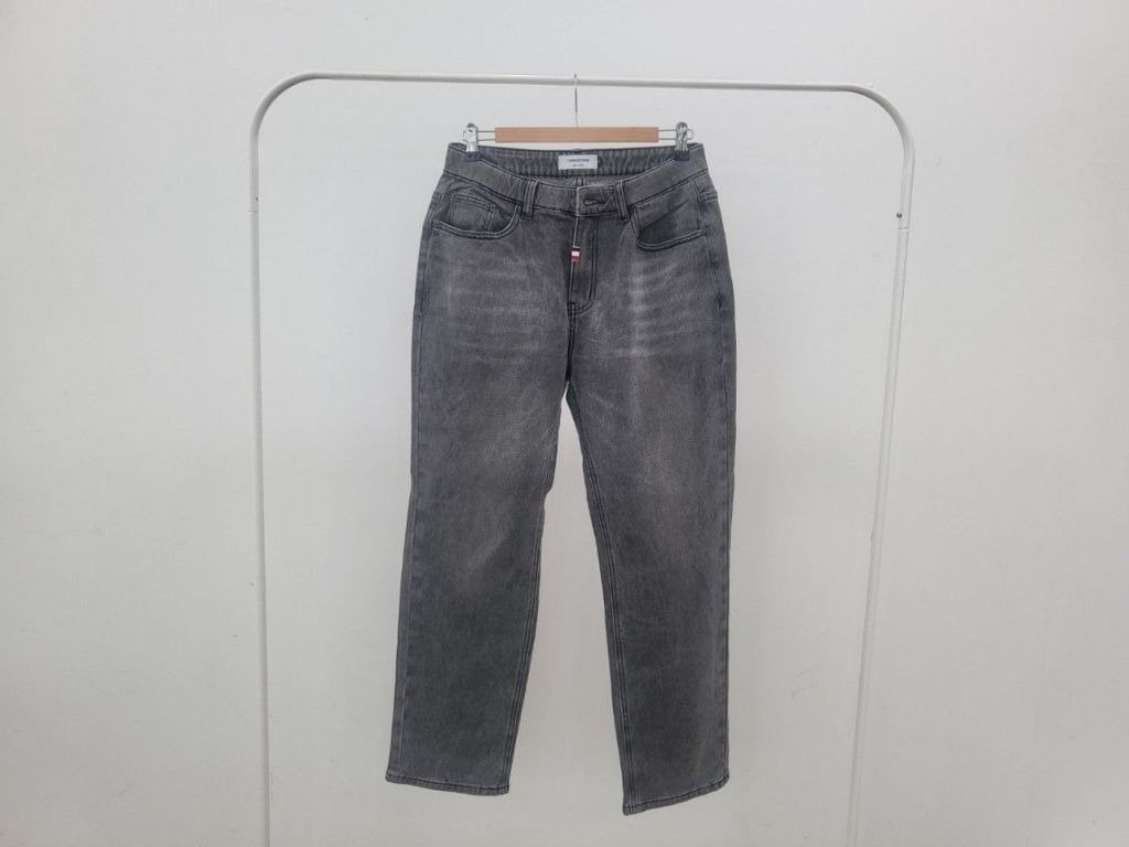 Read more about the article 톰브라운 슬림 일자 그레이 진 청바지