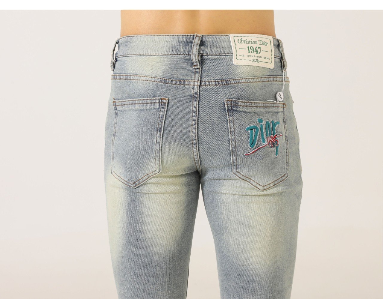 Read more about the article #디올 [ D*OR ] 수입고급 1947 자수로고 데님 진 입고 💢 #청바지 #팬츠 #하의