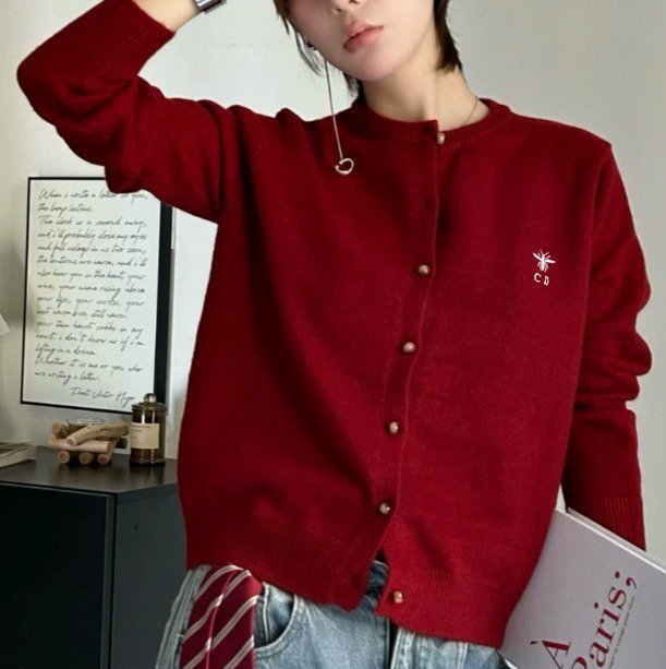 Read more about the article 디올 여성 벌 자수 골드 버튼 보카시 가디건