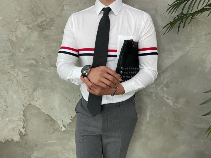 Read more about the article 톰브라운 가로 삼선 셔츠