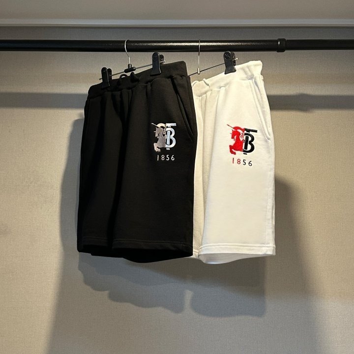 Read more about the article 버버리 컨트라스트 자수 하프 반바지