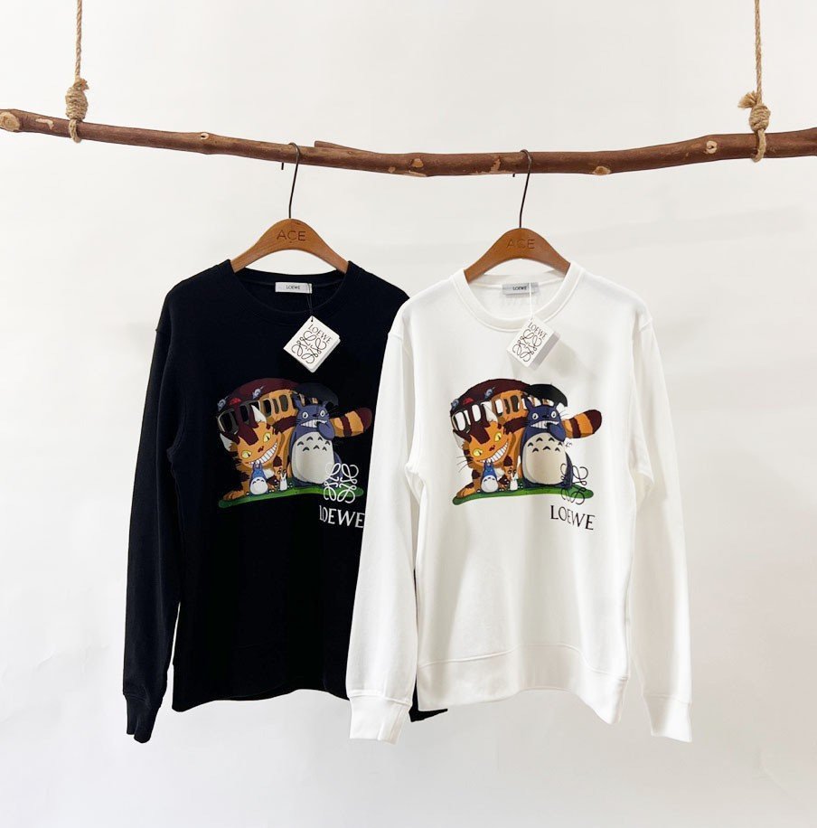 Read more about the article 로에베 토토로 고양이 버스 맨투맨