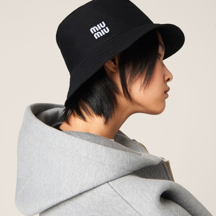 Read more about the article 미우미우 나일론 벙거지 (모자) 버킷햇