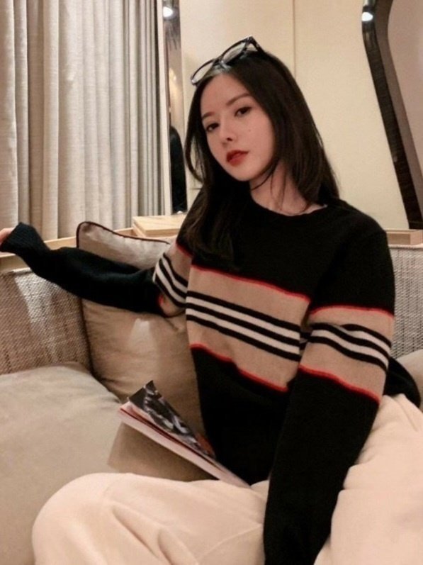 Read more about the article 버버리 여성 스트라이프 라운드 니트