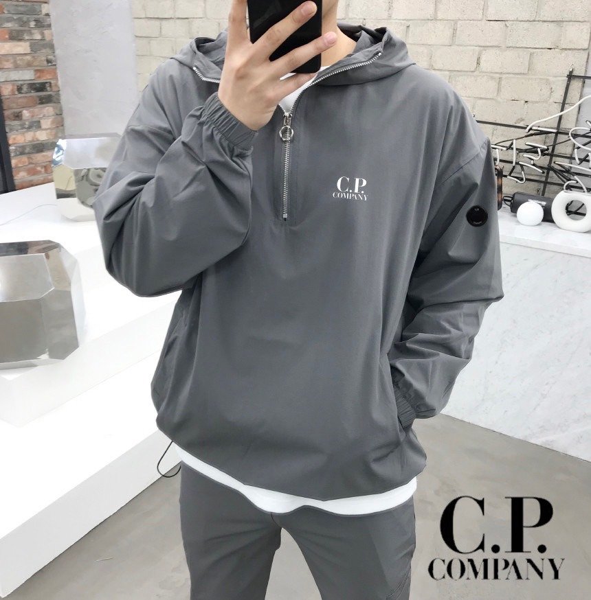 Read more about the article CP컴퍼니 크롬 후드 아노락 카고 조거 세트