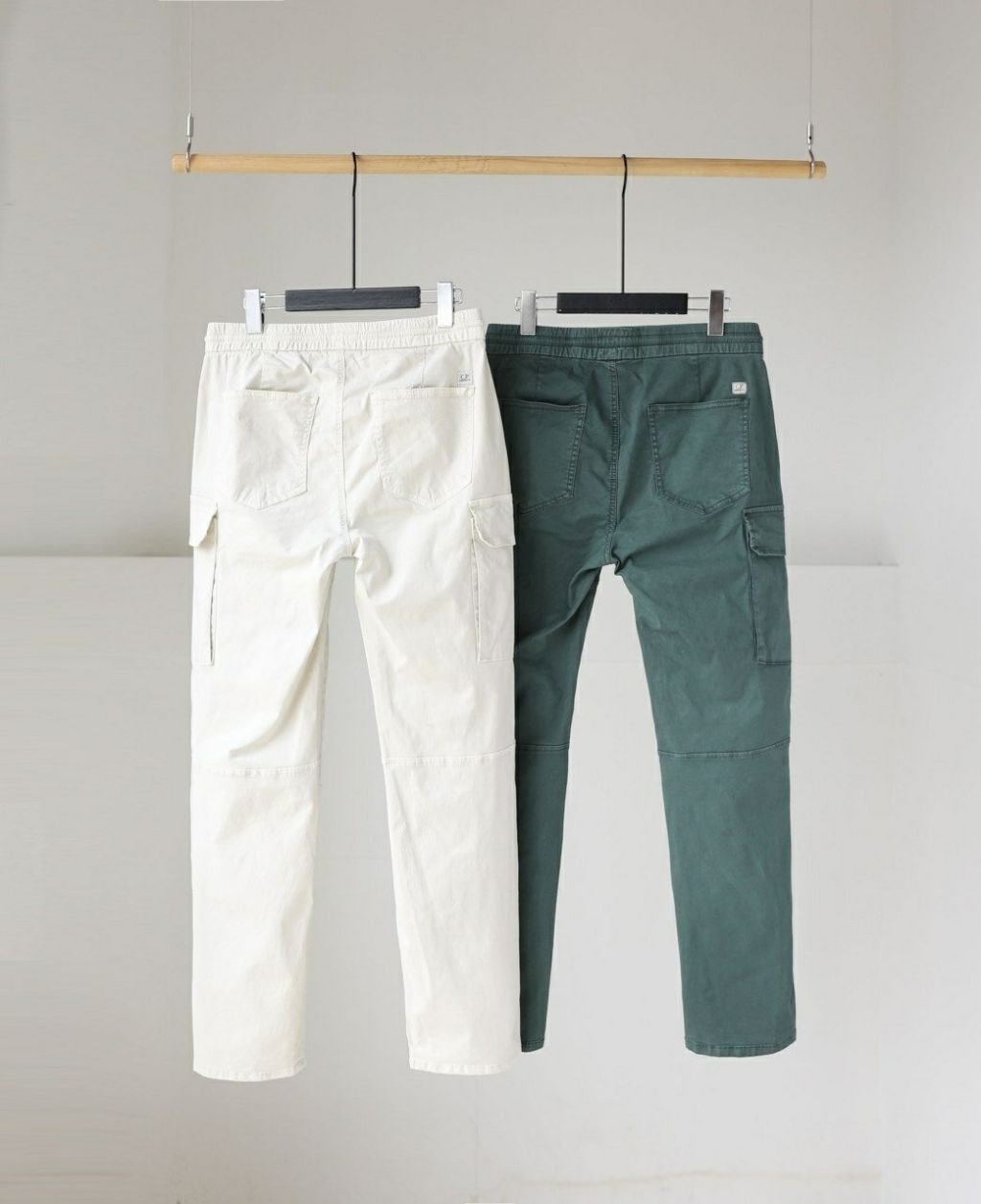 Read more about the article CP컴퍼니 로우스 피그먼트 밴딩 카고 바지