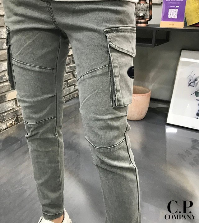 Read more about the article CP컴퍼니 워싱 카고 절개 팬츠 (바지)