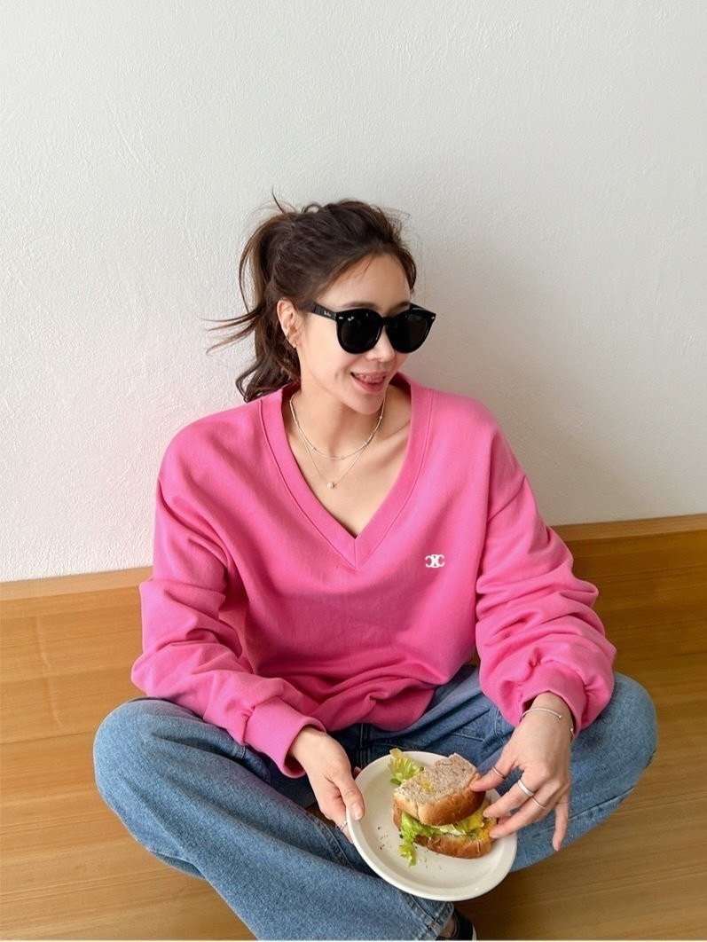 Read more about the article 셀린느 여성 트리오페 쭈리 V넥 맨투맨