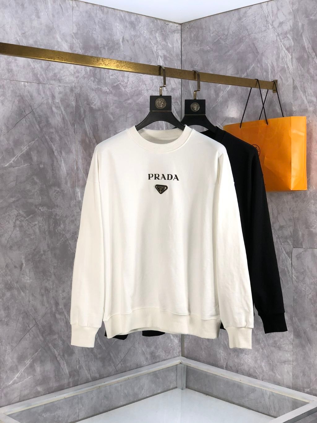 Read more about the article 프라다 레터링 뱃지 맨투맨