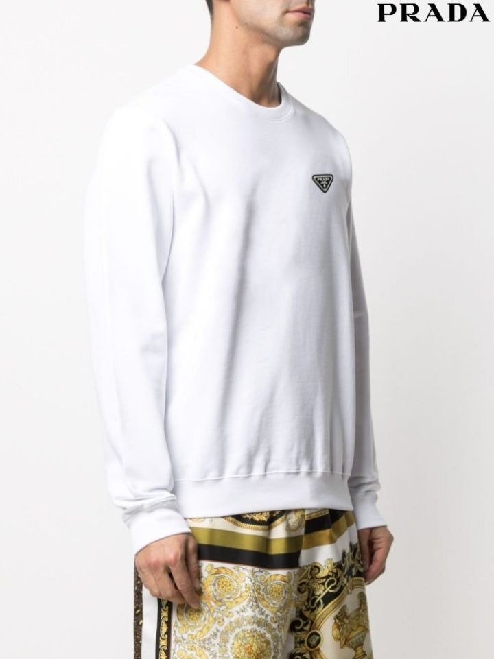 Read more about the article 프라다 삼각 스터드 맨투맨