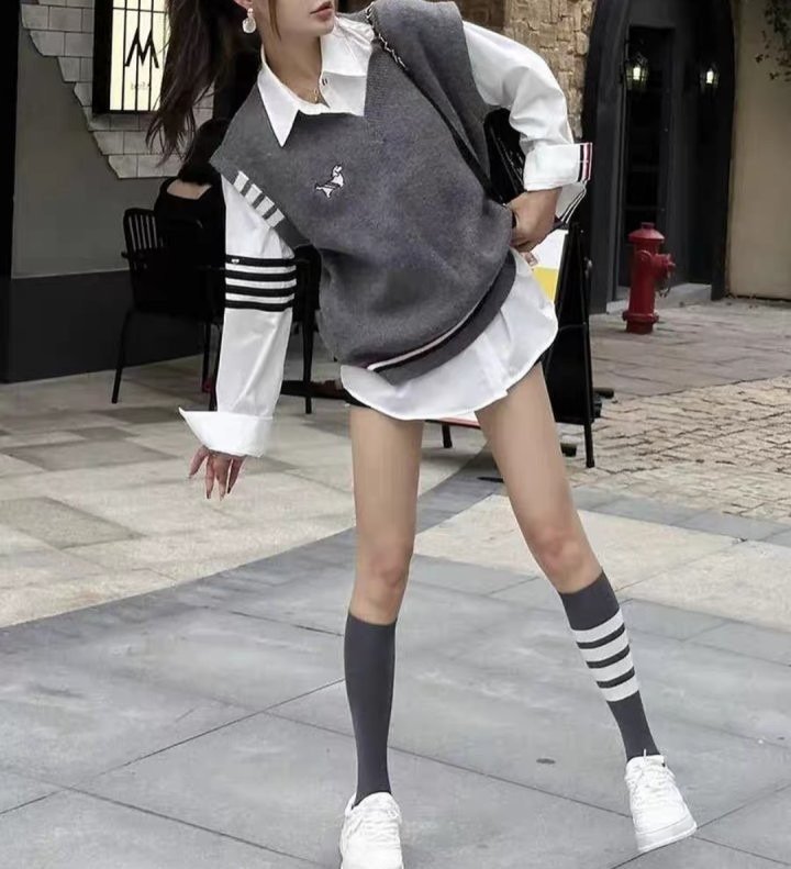 Read more about the article 톰브라운 여성 퍼피 브이넥 베스트 니트 조끼