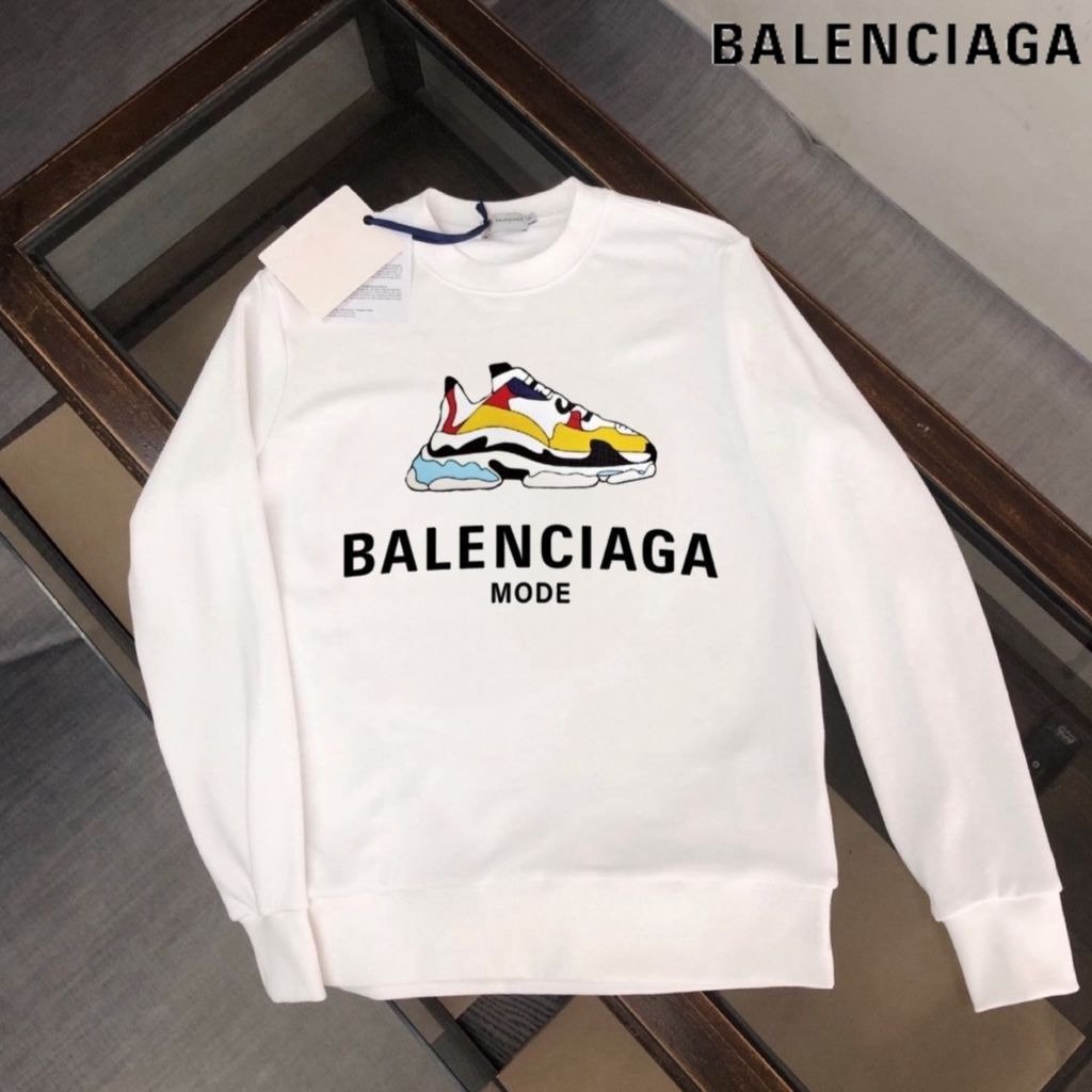 Read more about the article 발렌시아가 트리플S 로고 맨투맨