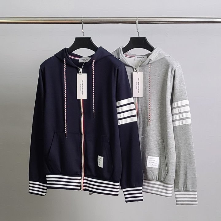 Read more about the article 톰브라운 사선 완장 라인 후드집업