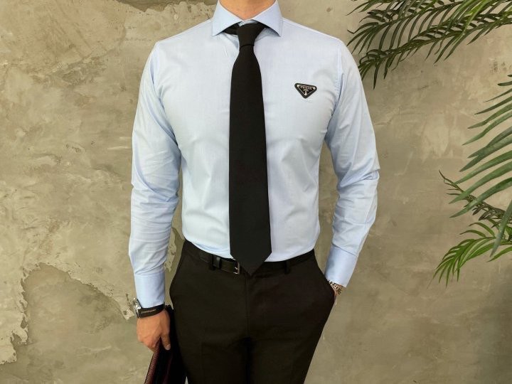 Read more about the article 프라다 플레이트 옥스포드 셔츠