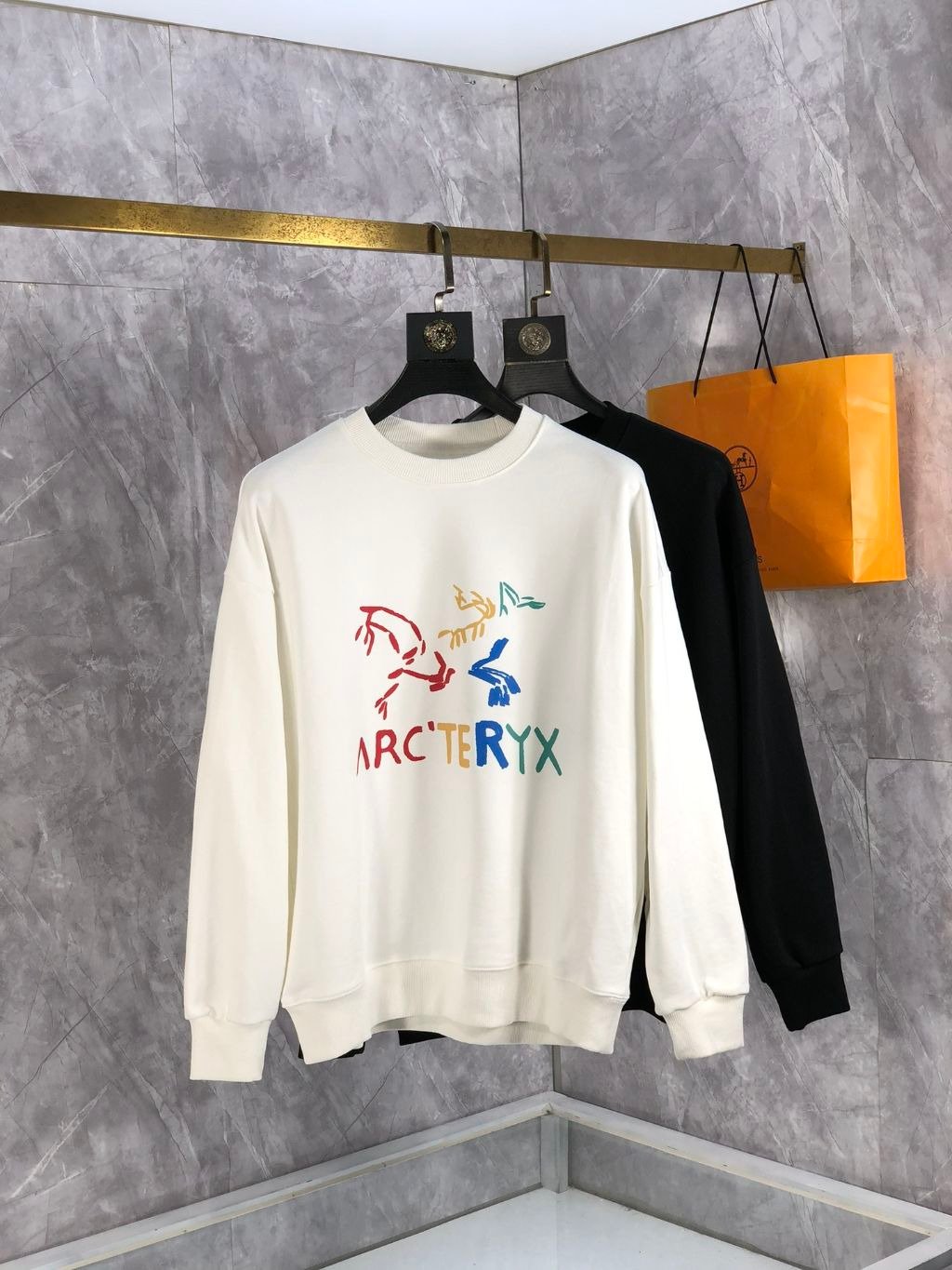 Read more about the article 아크테릭스 컬러 파스텔 핸드 페인팅 레인보우 맨투맨