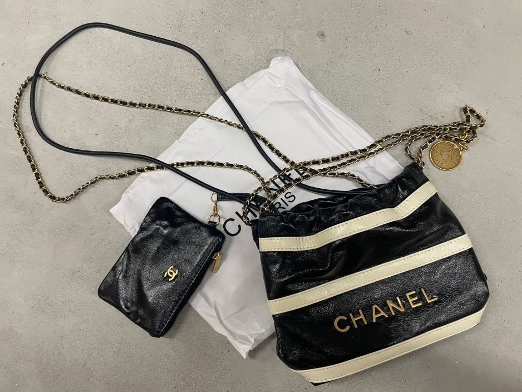 Read more about the article 샤넬 22 미니 스트라이프 블랙 가방