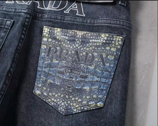 Read more about the article PRADA★ 프라다 데님☆📸실사100% Hi퀄리티 제품💢