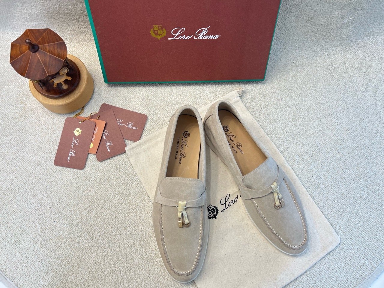 You are currently viewing #로로피아나 썸머 참 워크 로퍼 (샌드스톤)