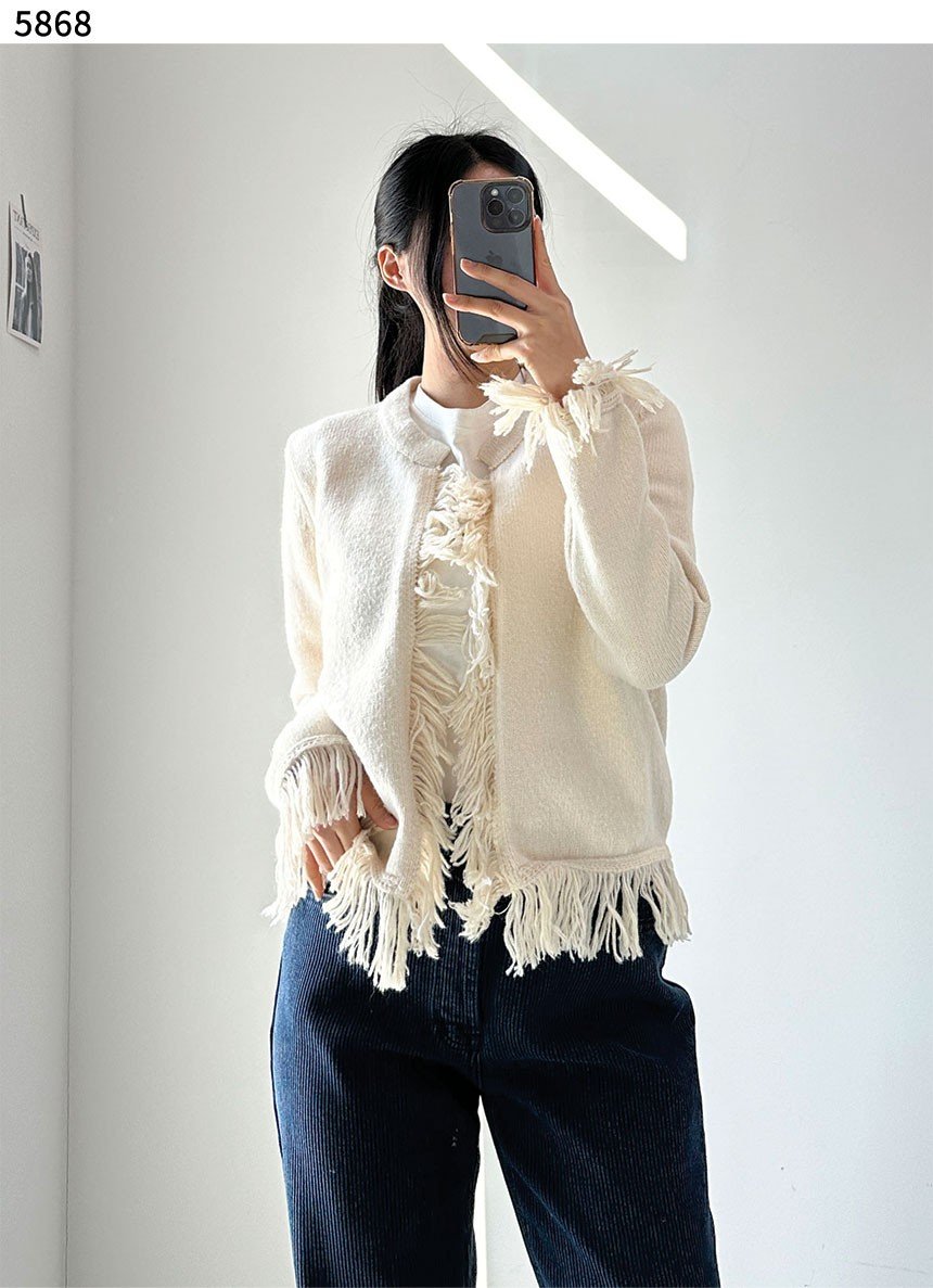 Read more about the article #디올 [Christian Dior] 수입고급 화이트 울 코튼 알파카 자수 재킷 신상입고💢 #상의 #니트 #5868