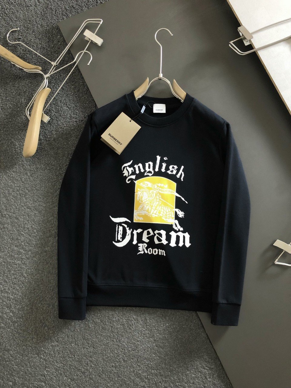 Read more about the article 버버리 옐로우 레터링 기사 맨투맨