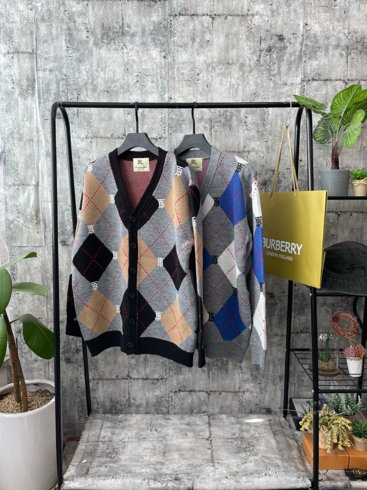 Read more about the article 버버리 BT 자수 아가일 가디건