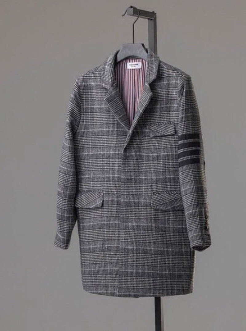 Read more about the article 톰브라운 체크 사선 완장 코트