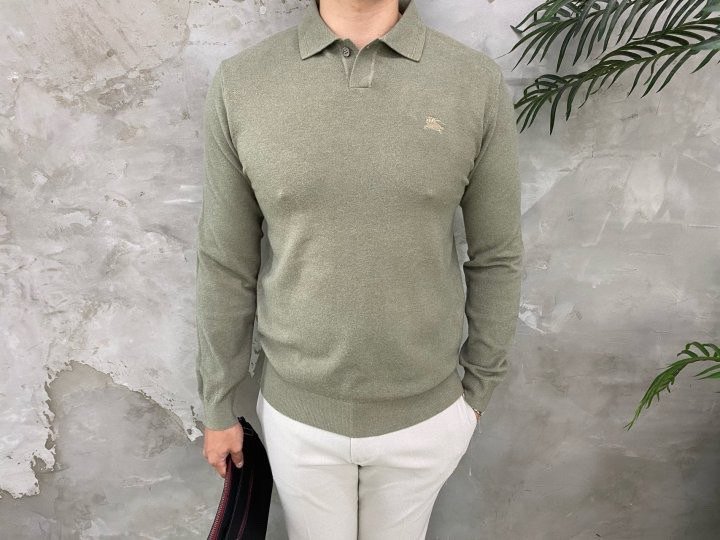 Read more about the article 버버리 골드 원버튼 카라 니트