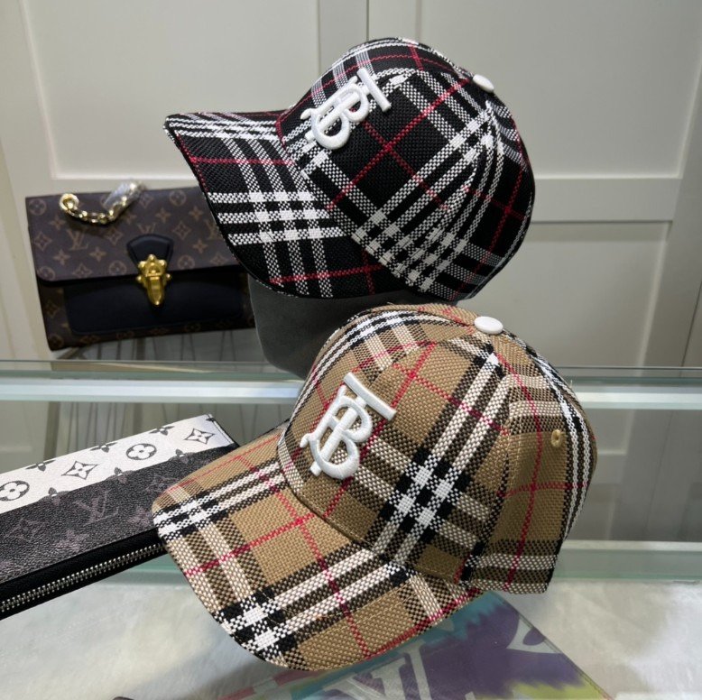 Read more about the article 버버리 TB 체크 코튼 모노그램 볼캡 (모자)