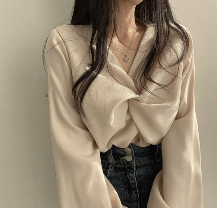 Read more about the article 셀린느 여성 필링 꼬임 블라우스