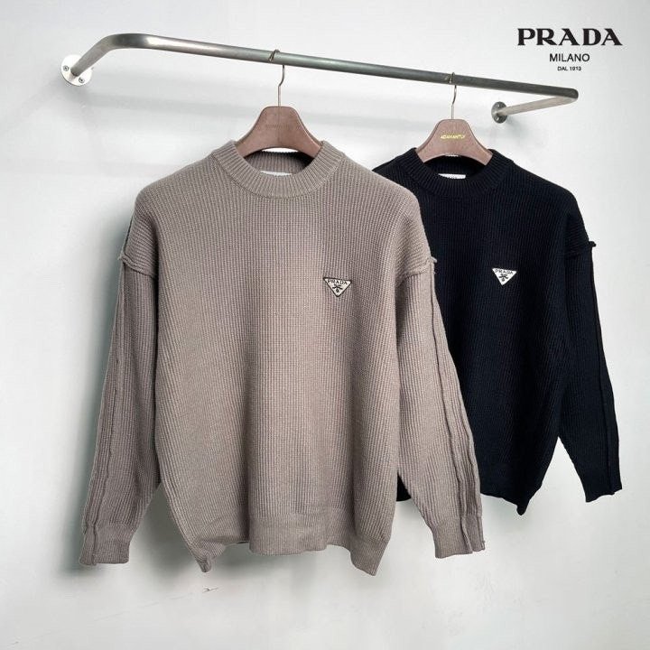 Read more about the article 프라다 삼각 로고 데끼 절개 니트