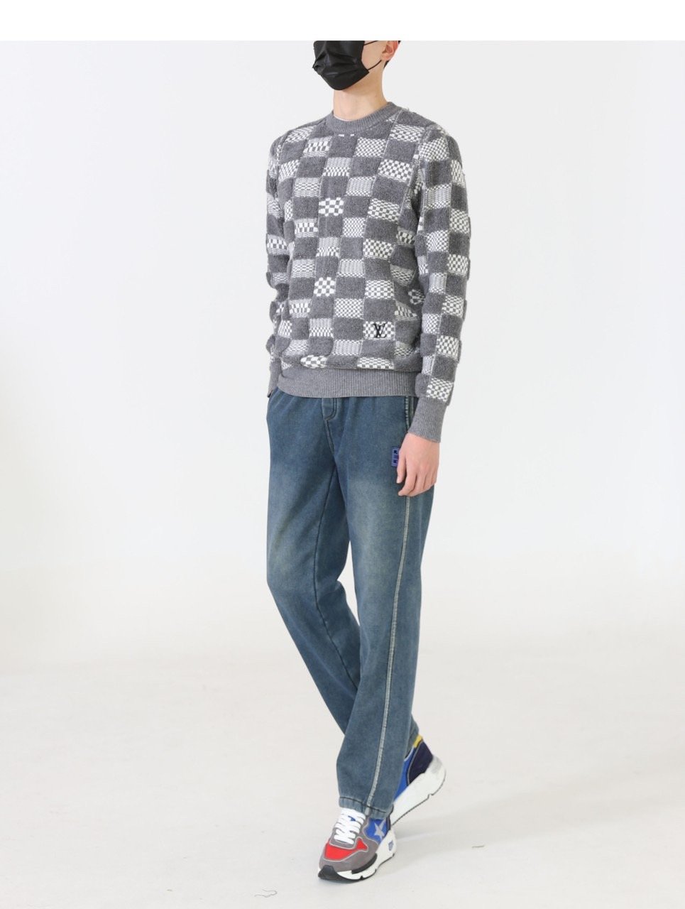 Read more about the article 루이비통 자수 로고 모노 테리 짜임 라운드 스웨터 니트