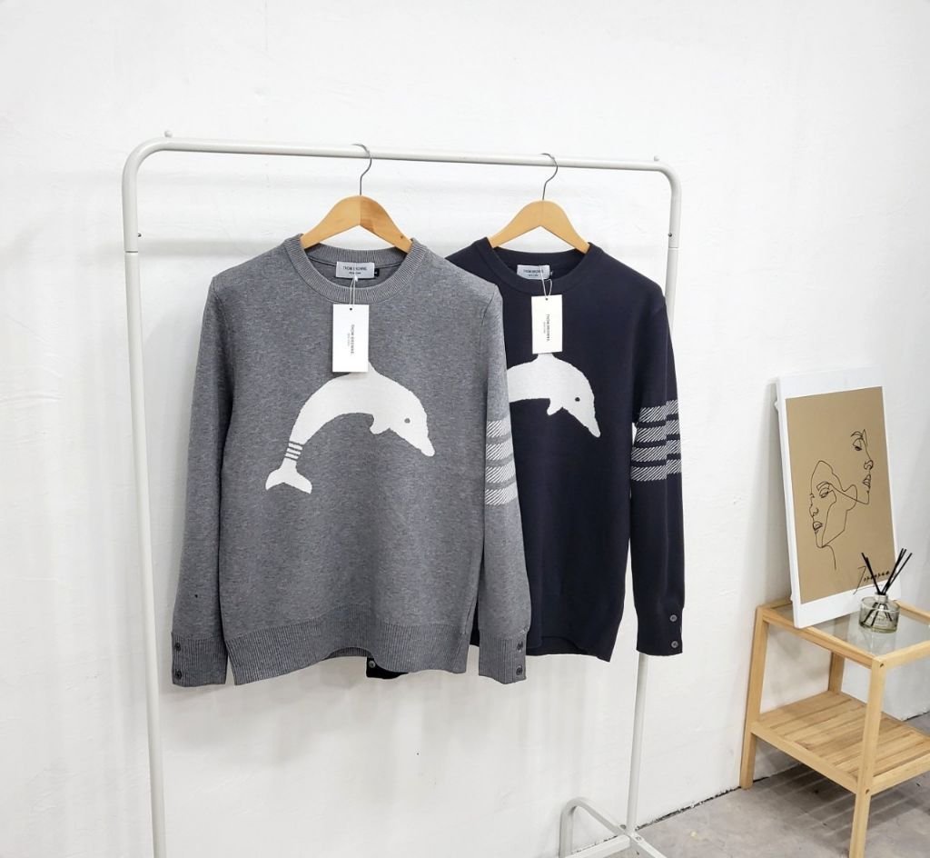 Read more about the article 톰브라운 돌핀 완장 니트