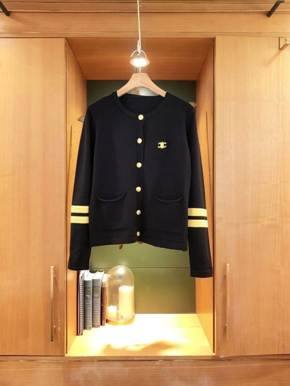 Read more about the article 셀린느 여성 골드 자수 가디건