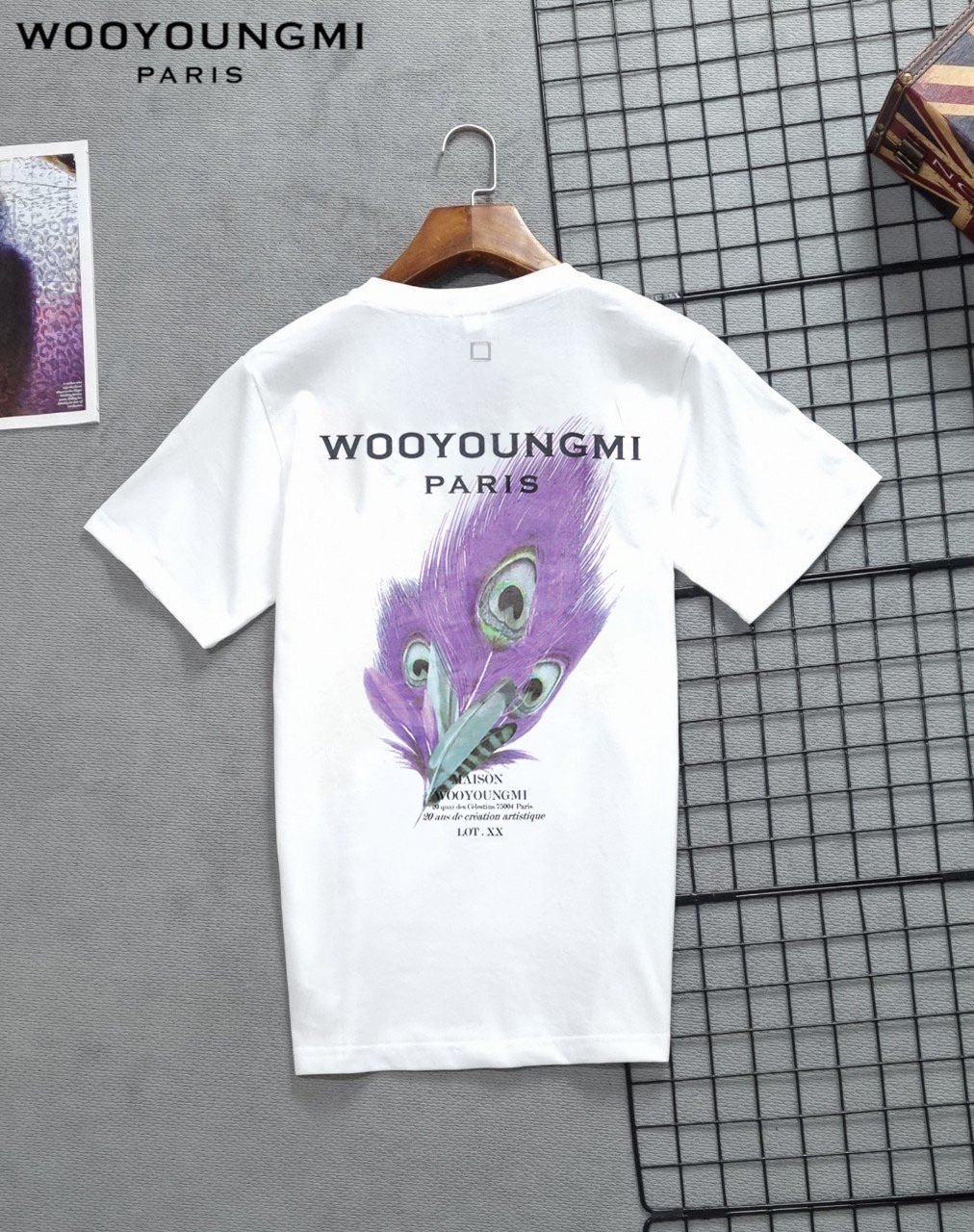 Read more about the article 우영미 깃털 백로고 라운드 반팔티