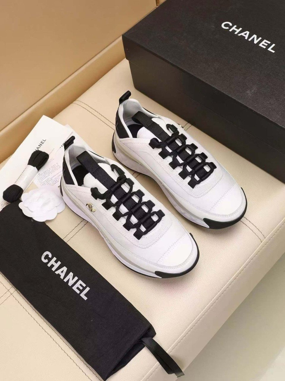 You are currently viewing 샤넬 믹스드파이버 화이트 스니커즈 (신발)