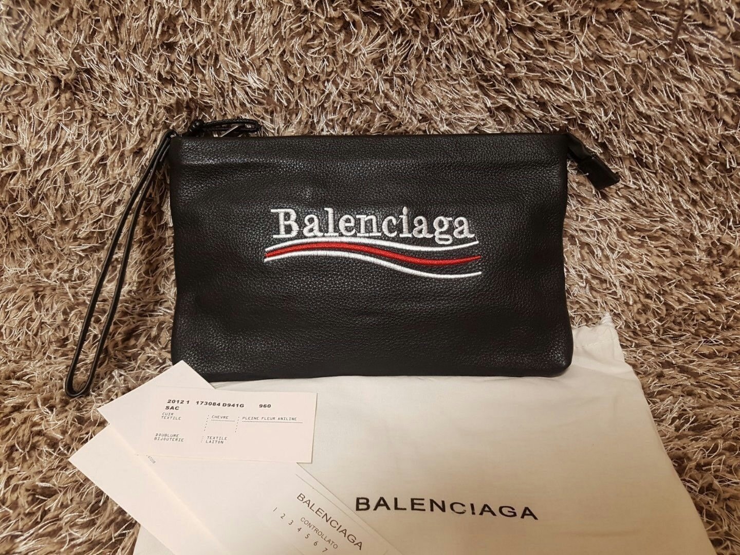 Read more about the article 발렌시아가 자수 클러치백 (가방)