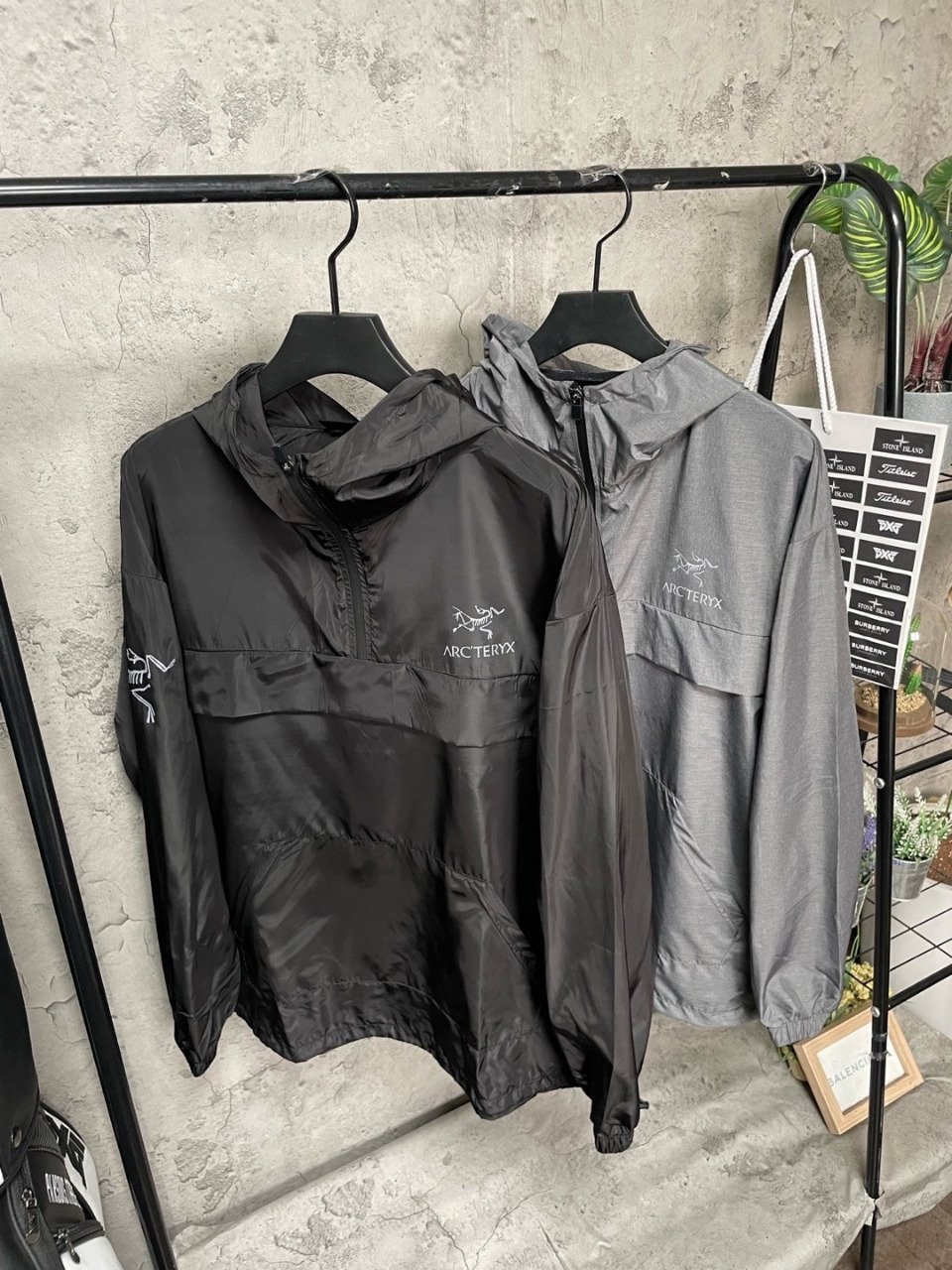Read more about the article 아크테릭스 메탈 윈드 후드 아노락