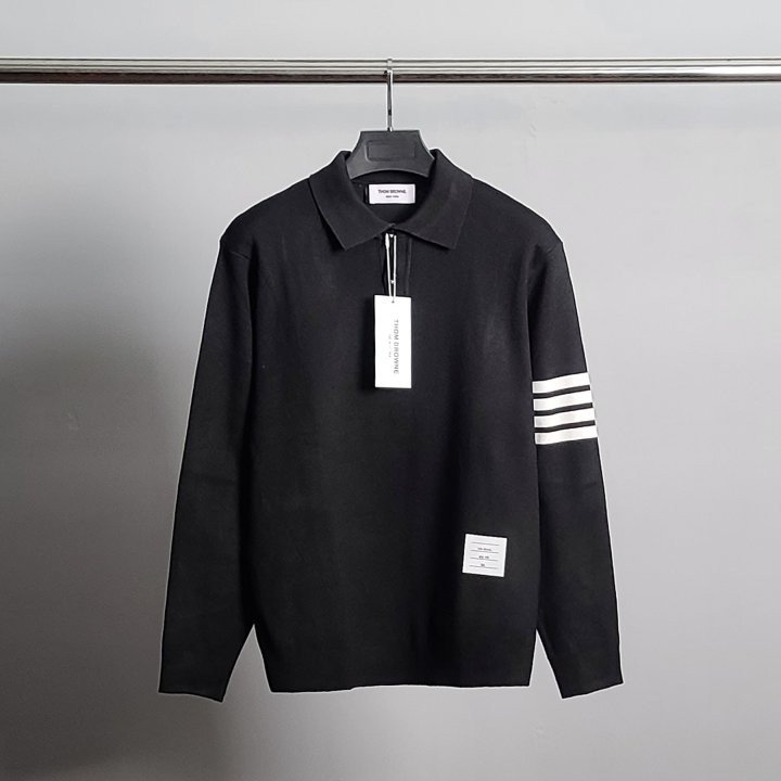 Read more about the article 톰브라운 사선 완장 울 카라 니트
