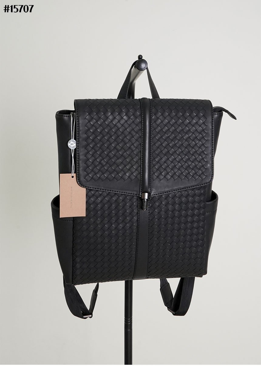 Read more about the article 🔆 [Bottega Veneta] 보테가베네타 인트레치아토 무광 카프스킨 버클 유틸리티 백팩 🔆