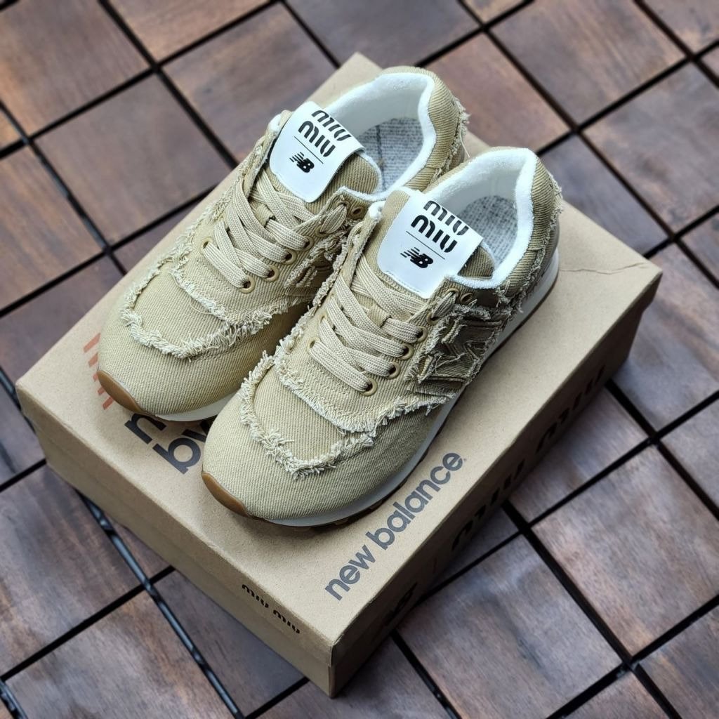 You are currently viewing 미우미우 X 뉴발란스 574 콜라보 데님 스니커즈 (신발)