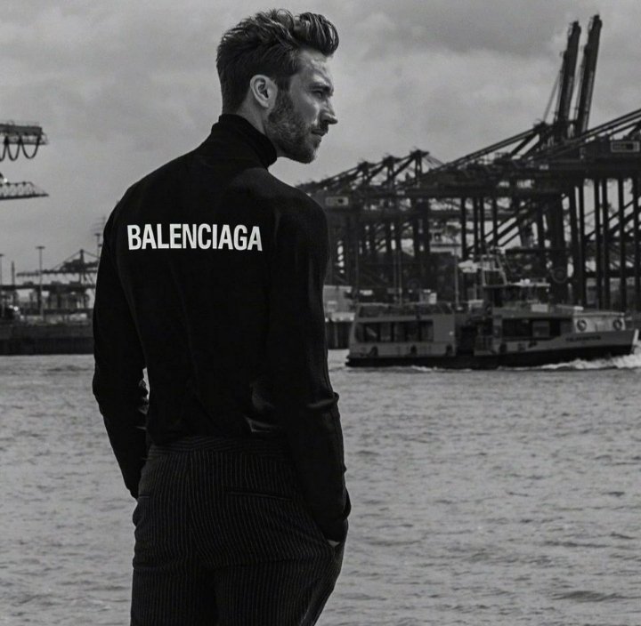 Read more about the article 발렌시아가 백로고 터틀넥 니트